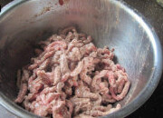 芫爆牛肉丝 ,牛肉丝下入油锅炒至变色，盛出备用