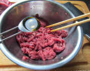 芫爆牛肉丝 ,牛肉切丝，放进大碗，加入除生油以外的所有腌料，搅拌均匀