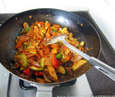 韩式大酱炒杂蔬,入茭瓜片、青红黄灯笼椒片和剩余的酱汁，煸炒均匀，出锅即可