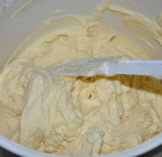 原味曲奇饼干,筛入低粉用刮刀，使用切入法搅拌均匀无干面粉