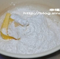 原味曲奇饼干,黄油软化后分三次加入糖粉打发成白色
