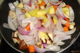 奶油炖菜,橄榄油把洋葱放入炒香，再将其他食材放入，炒至洋葱半透明。也倒入炖锅内