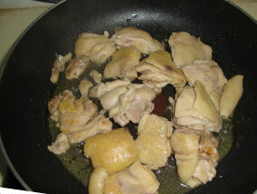 奶油炖菜,橄榄油把鸡腿肉煎熟，放入炖锅内