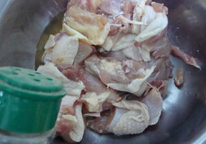 奶油炖菜,鸡腿剔骨切块，用料酒、盐和黑胡椒碎腌制10分钟