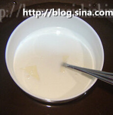 椰奶紫薯布丁,把牛奶椰奶和淡奶油倒入碗中，再放入糖和吉利丁，隔热水溶化