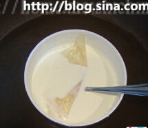 椰奶紫薯布丁,吉利丁在冷水中泡软后，和糖放进淡奶油中，隔热水溶化