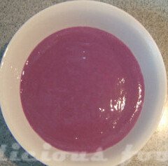 椰奶紫薯布丁,紫薯蒸熟，去皮压成泥，加入牛奶和椰奶，用搅拌机搅打成泥状过滤