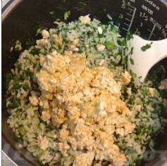 雪花菠菜饭团,咸鸭蛋煮熟后，去壳，剁碎，和米饭拌匀