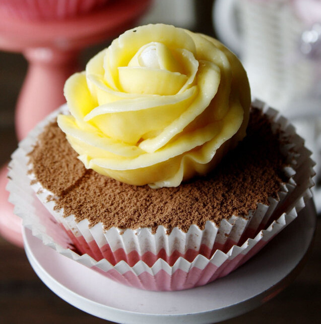 玫瑰纸杯蛋糕 ,将奶油霜装入裱花袋，挤出玫瑰花放在蛋糕上即可