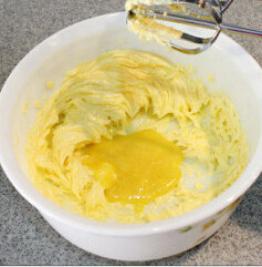 玫瑰纸杯蛋糕 ,将锅放在凉水中，使其降温，凉后，分次加入到黄油中，搅打均匀