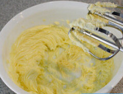 玫瑰纸杯蛋糕 ,奶油霜：黄油软化后搅打至顺滑状态