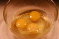 玉子烧,鸡蛋3个打入碗中，稍稍搅拌开。