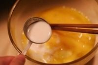 玉子烧,加入砂糖1大勺，盐1/2小勺，以及牛奶1-2大勺（1大勺做出来的蛋烧比较结实，2大勺做出来的蛋烧比较松软），搅拌均匀备用。