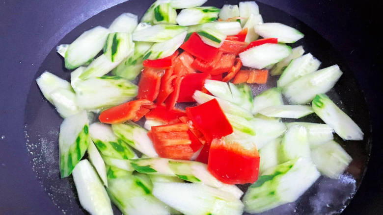 黄瓜炒鱿鱼,锅中烧开水，放入黄瓜和红椒