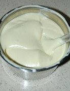 葡萄瑞士卷,先抓出1/3蛋白糊放蛋黄糊中，和蛋黄糊混合，再把剩余的蛋白与蛋黄糊切拌混合均匀