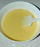 葡萄瑞士卷,步骤2中加入蛋黄拌匀，拌好就是蛋黄糊