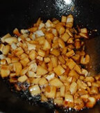 香辣藕丁,藕丁沥干水份，入热油锅翻炒片刻，到入调好的汁，继续翻炒