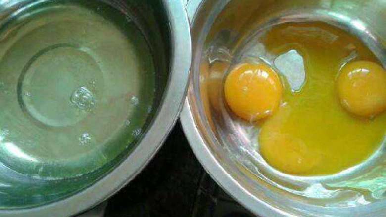 千叶纹蛋糕,蛋黄与蛋清分离在两个无油无水的容器里