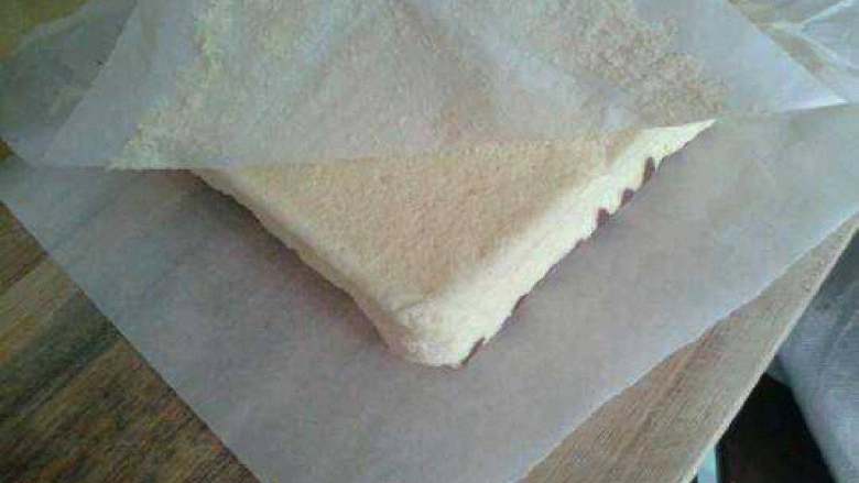 千叶纹蛋糕,用另外一张油纸垫在下面，把有花纹的面朝下，撕掉最开始的油纸