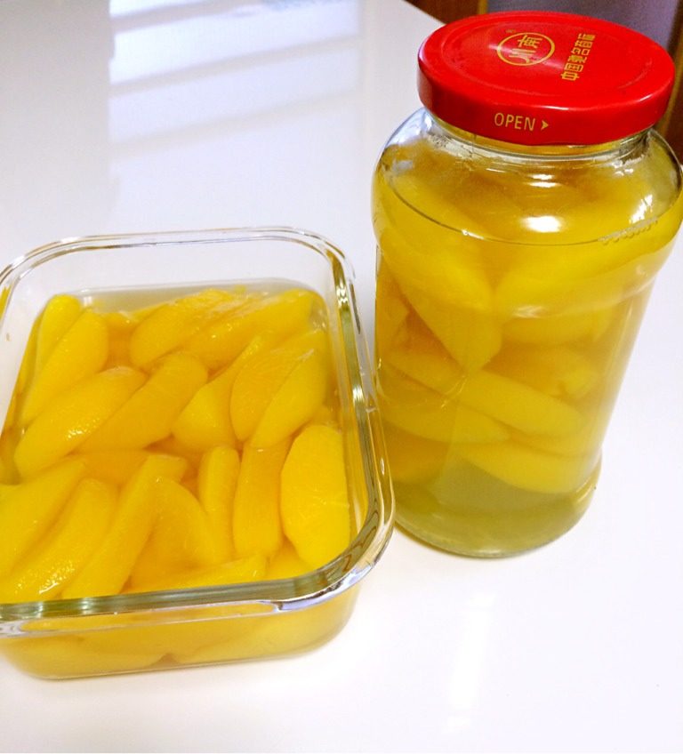冰镇黄桃,器皿用开水烫过消毒，盛入黄桃和汤汁，待冷却后，放入冰箱即可。密封置放。