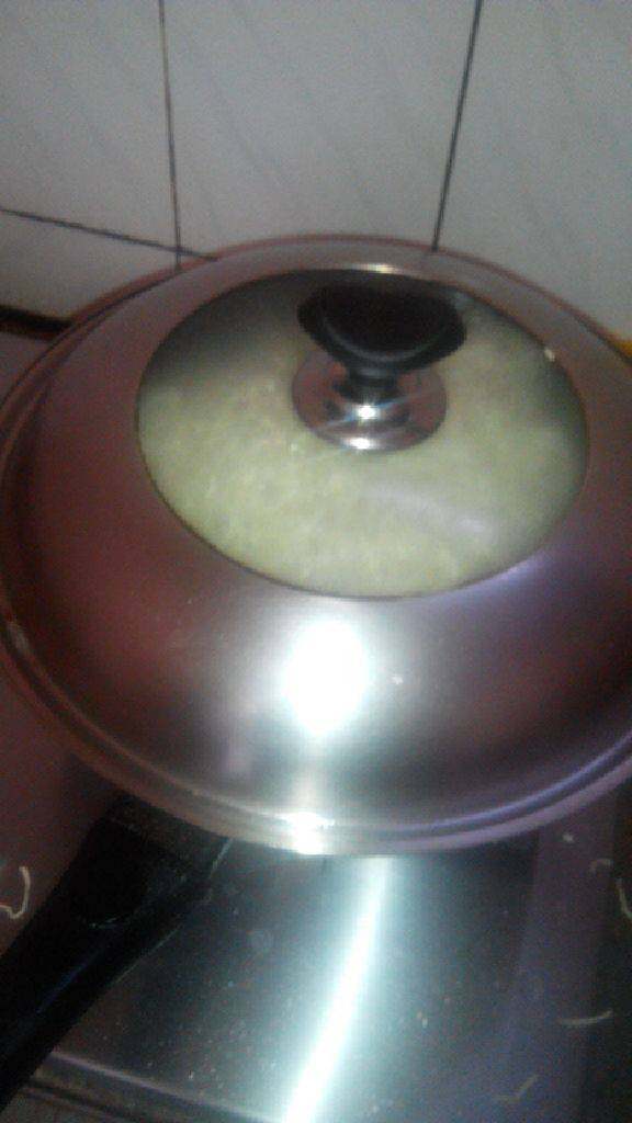 蒸面条,把面均匀的铺在菜上，盖锅蒸