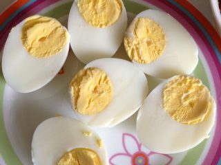 蒸肉蛋,煮熟的鸡蛋对半切开