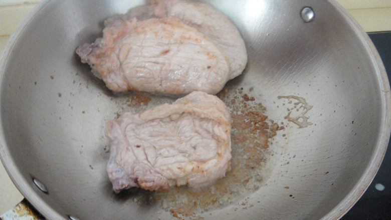 葱烧大排,热锅温油猪排逐片下入煎至变色马上翻面，两面变色后推向一边，至煎完排骨