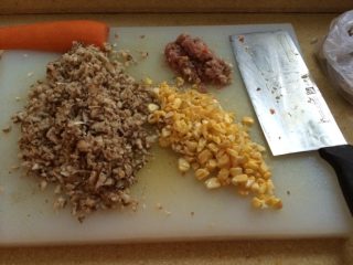 自制炸酱面,将肉、胡萝卜、香菇剁碎切碎备用