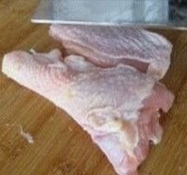 照烧鸡肉饭,鸡腿清洗干净去骨，用刀将鸡腿肉拍打松散，并用叉子或牙签在鸡肉正反面上反复叉几下，这样可以在煎的过程中防止鸡皮回缩，也方便入味，然后切块