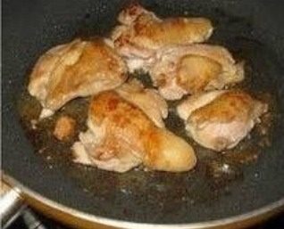 照烧鸡肉饭,锅内倒入少许油，5成热后放入腌制好的鸡腿，鸡皮先朝下，煎制过程中不断用铲子按压鸡肉，煎出鸡油，煎至两面金黄盛出待用