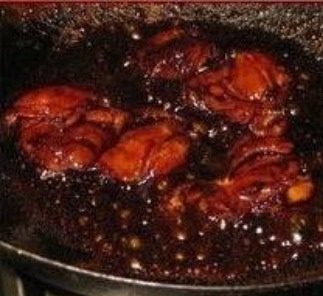 照烧鸡肉饭,大火将酱汁煮开转小火煮至汤汁浓稠，中途要翻动鸡腿肉，以免烧糊，汁不要全部收干