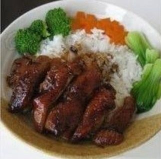 照烧鸡肉饭,米饭盛入碗内，将鸡腿肉和各种蔬菜摆在米饭上，淋上浓稠的照烧汤汁即可。