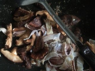 秘制焖猪手,尤鱼香菇要提前泡2小时，把尤鱼和香菇放进炒过猪手的锅里的油里爆香再放进高压锅里加上姜和蒜头加酱油和水