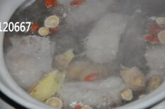 鲫鱼汤,加入姜片、枸杞、黄芪小火炖30分钟