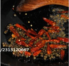麻辣鱼头,锅中倒入少许油，放入辣椒和麻椒小火煸炒辣椒变成深红色捞出