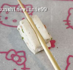 葱香花卷 ,卷起来，切成均匀的小剂子，将两个小剂子重叠起来，用筷子在中间压一下