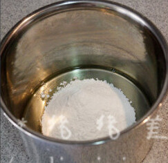蛋白霜小蘑菇,先用料理机将白砂糖打磨成糖粉，加入蛋清中