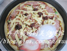台湾香肠什蔬批萨,将批萨盘放入已预热好的烤箱，中层，200度烤15分钟