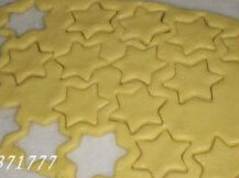 小星星饼干 ,取出面团，将面团擀成面片，用模具切割成饼干生坯