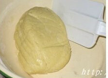 小星星饼干 ,将低粉过筛，加入黄油鸡蛋糊中，用橡皮刮刀拌匀，形成面团