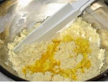 小星星饼干 ,慢慢加入蛋液，与黄油混合均匀，