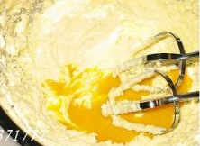 香脆饼干,再分次加入蛋液，每次都要搅拌均匀再加，使黄油和蛋液充分融合，成为均匀的黄油糊；