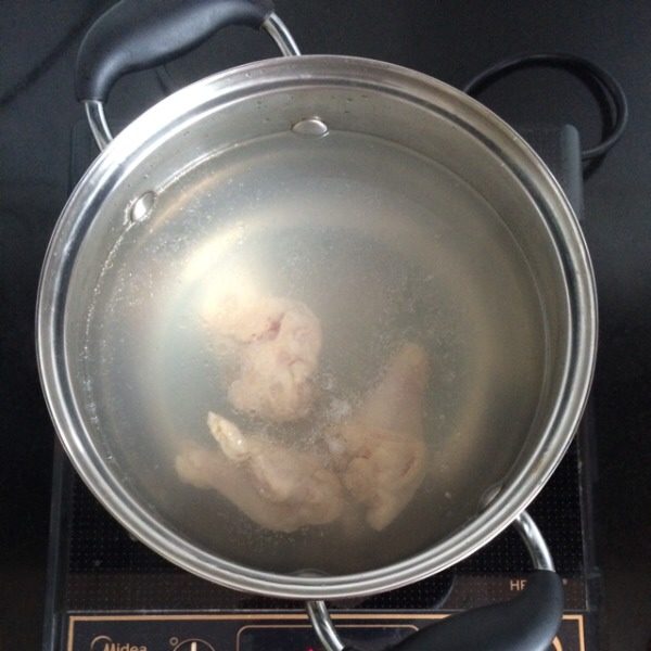俄罗斯鸡腿汤,鸡腿和凉水在一起煮沸后转小火，可提前在热水里紧一下