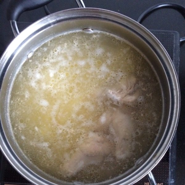 俄罗斯鸡腿汤,鸡肉煮20分钟后加土豆，煮到土豆变软，大概10-15分钟，如果放米也可以加进去了