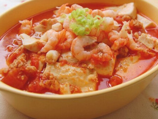 蕃茄豆腐煲,出锅后撒上虾肉和葱末