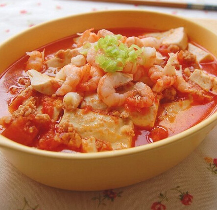 蕃茄豆腐煲,出锅后撒上虾肉和葱末
