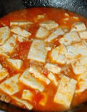 蕃茄豆腐煲,连汤带料到入砂锅,再小火炖20分钟左右