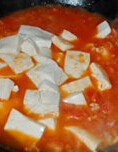 蕃茄豆腐煲,再起油锅,入蕃茄块,小火煸炒成泥后,加入炒好的肉末和清水烧开,加糖和盐调味后再放入豆腐
