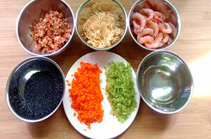 紫菜饭团子,腊肠蒸熟切碎，胡萝卜，芹菜洗净切碎，黑芝麻烤香，米饭蒸熟