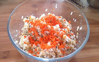 紫菜饭团子,米饭中加入黑芝麻碎，胡萝卜碎拌均匀